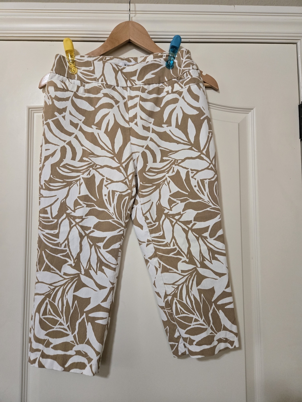 Kim Rogers Beige & White Leaf-Print Pull On Stretch Capris